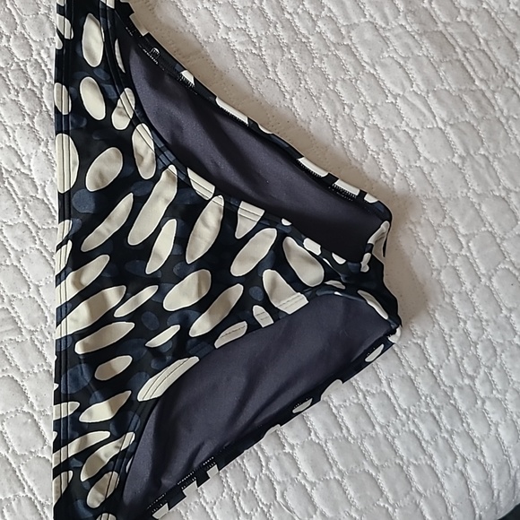 Victoria's Secret Bikini - Picture 2 of 7